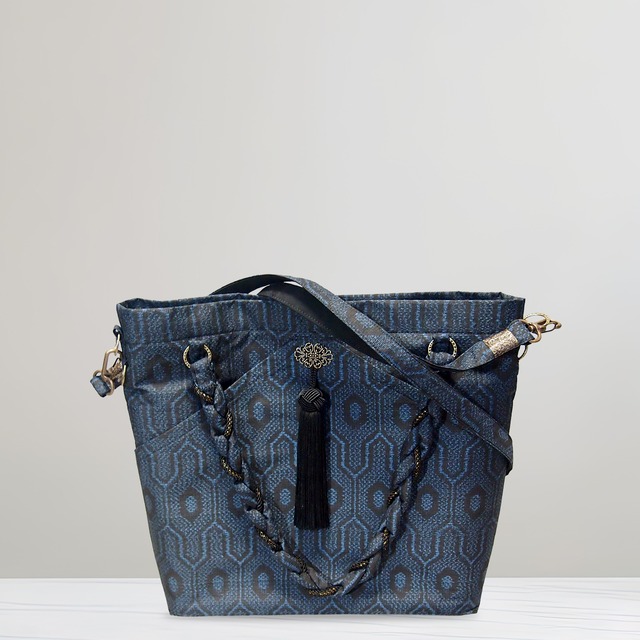 スマホショルダー＜大島紬／紺亀甲＞