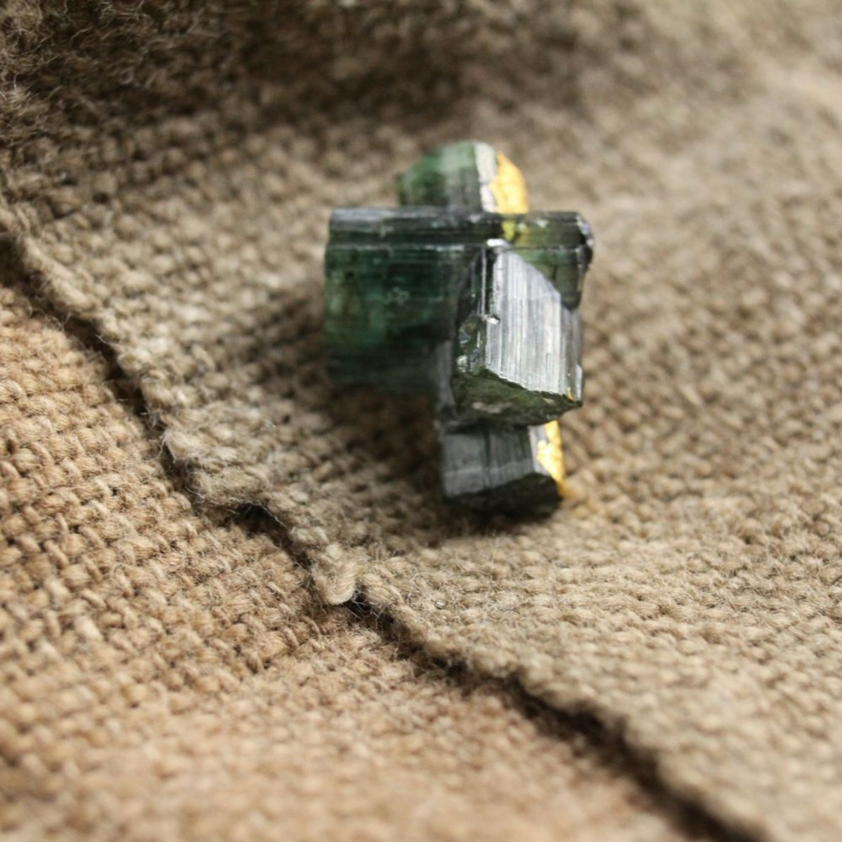"漆塗り"パキスタン産グリーントルマリンの原石ブローチ Pakistan Raw Green Tourmarine Brooch Urushinuri Lapidario Online Shop