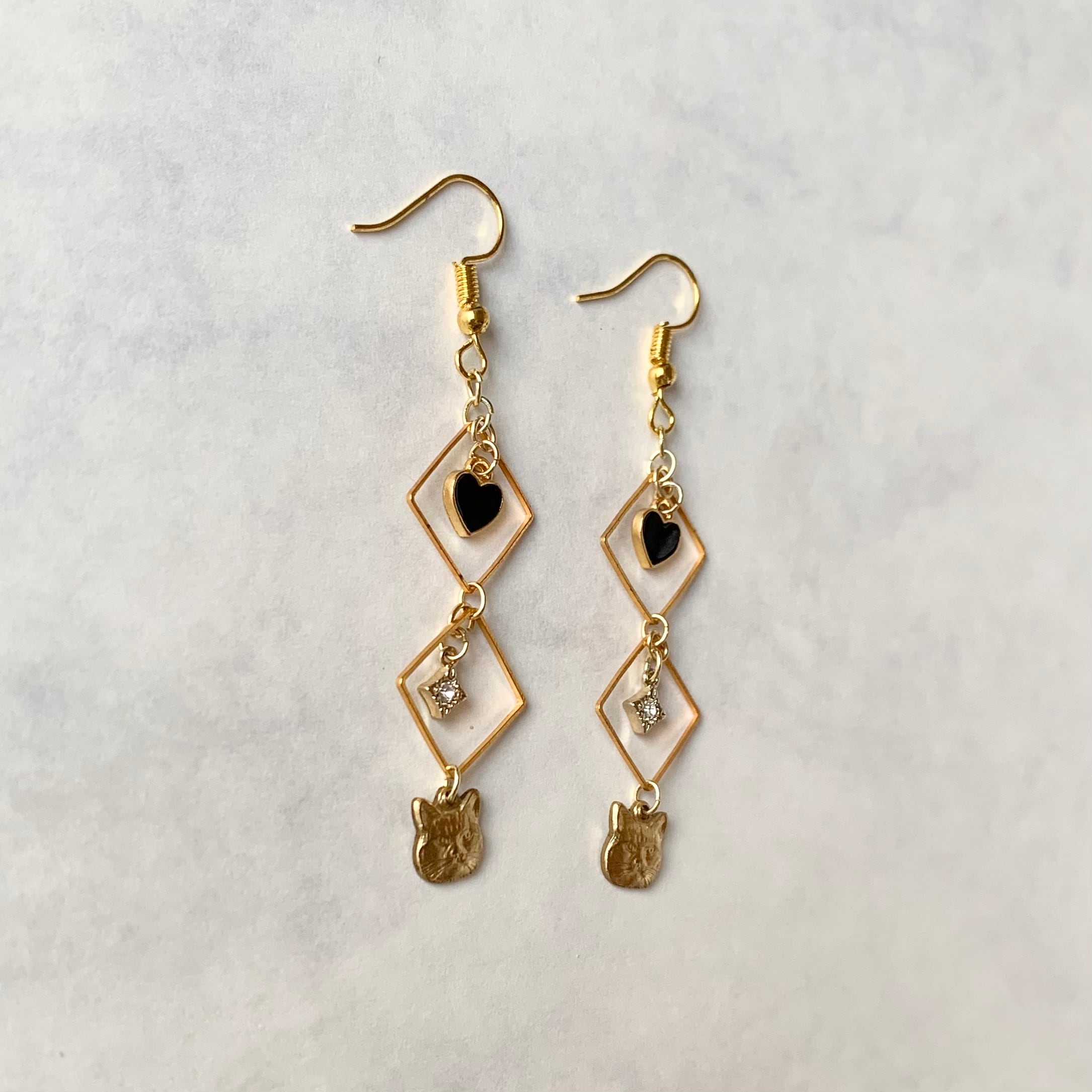猫+ブラックハート四角フープピアス／イヤリング  ゴールドの揺れる 