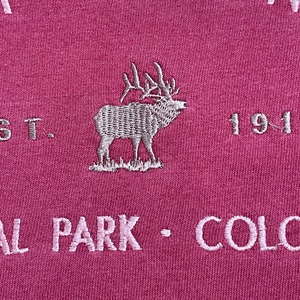 【GILDAN】ロッキーマウンテン国立公園 ROCKY MOUNTAIN NATIONAL PARK 刺繍 アーチロゴ スウェットトレーナー プルオーバー くすみレッド バーガンディ M US古着