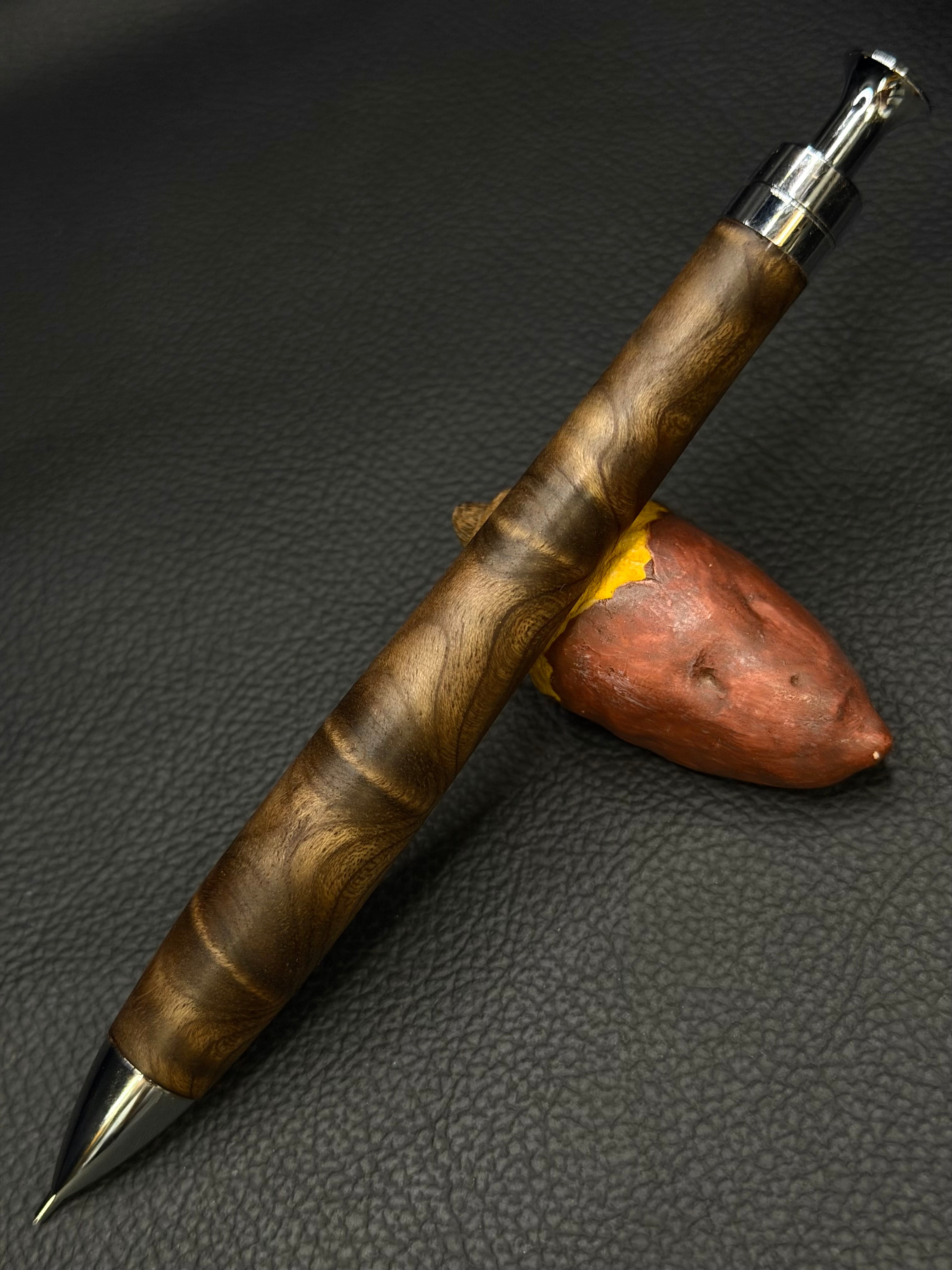 こぶた工房 シャープペンシル 神代楠 極上玉＆縮杢0.5mm 64 神代楠 極上玉杢＆縮杢 キャンセル品 20％オフ | こぶた工房