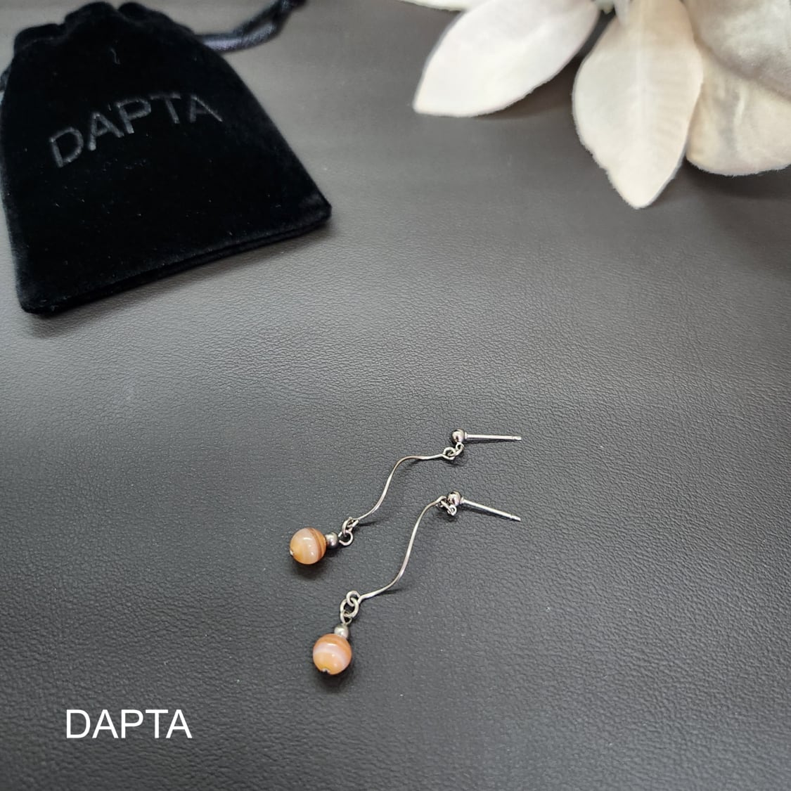 純チタン ピアス ゆれるツイスト 天然石サードオニキス6mm玉 | DAPTA