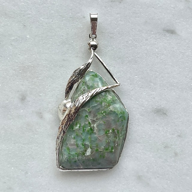【超美石】アルペンジェイド　ペンダント　（翡翠様系であり、硬玉の翡翠とは異なります）8218