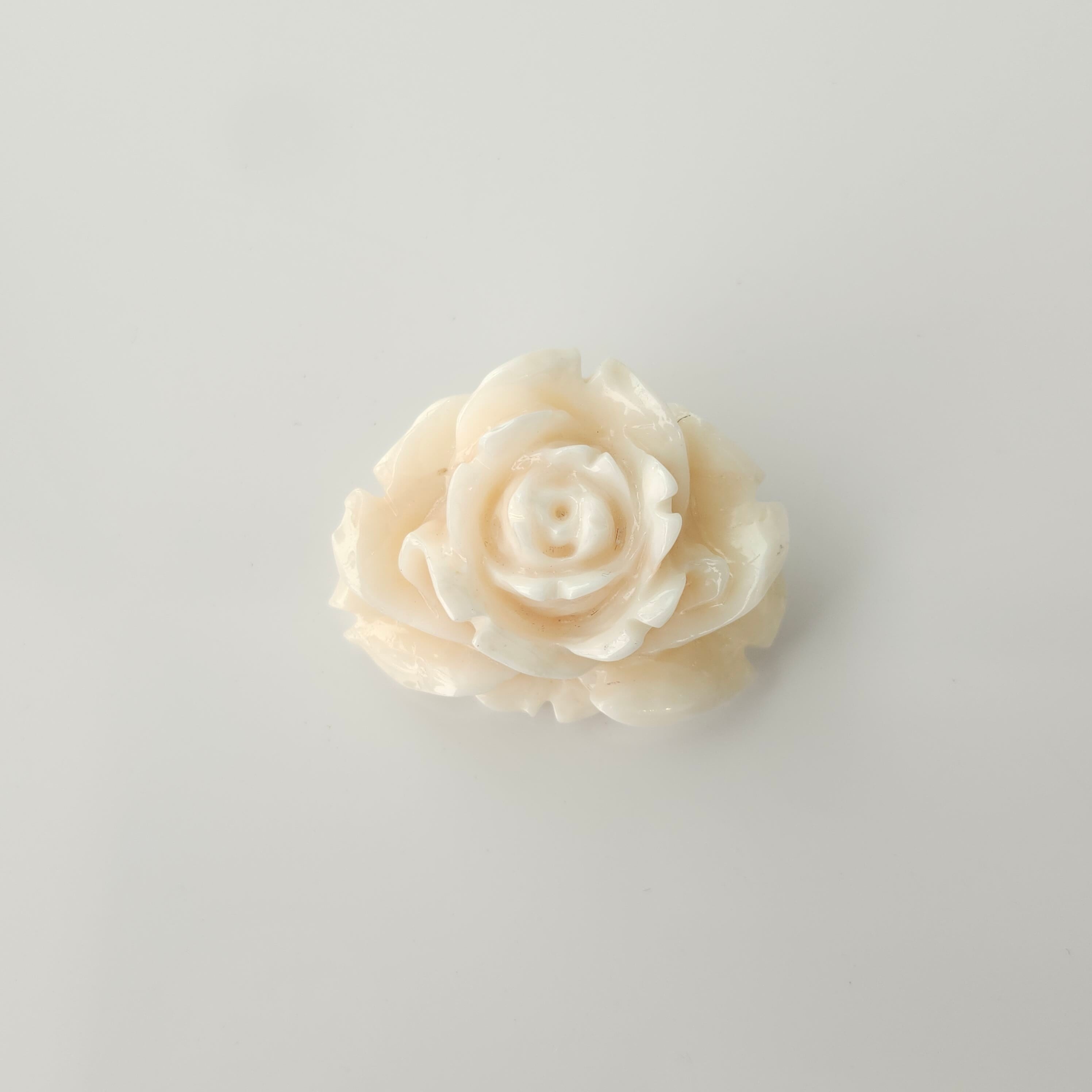 CC025 天然本白珊瑚（ホワイトコーラル）繊細な立体彫刻ヴィンテージブローチ 白薔薇(珊瑚彫刻)のブローチ 025 【商品紹介動画が商品説明からご覧