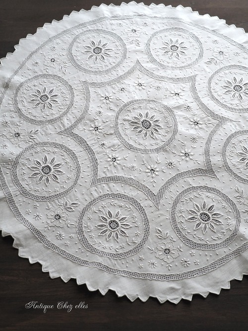 白糸刺繍が美しいテーブルセンター/クロス