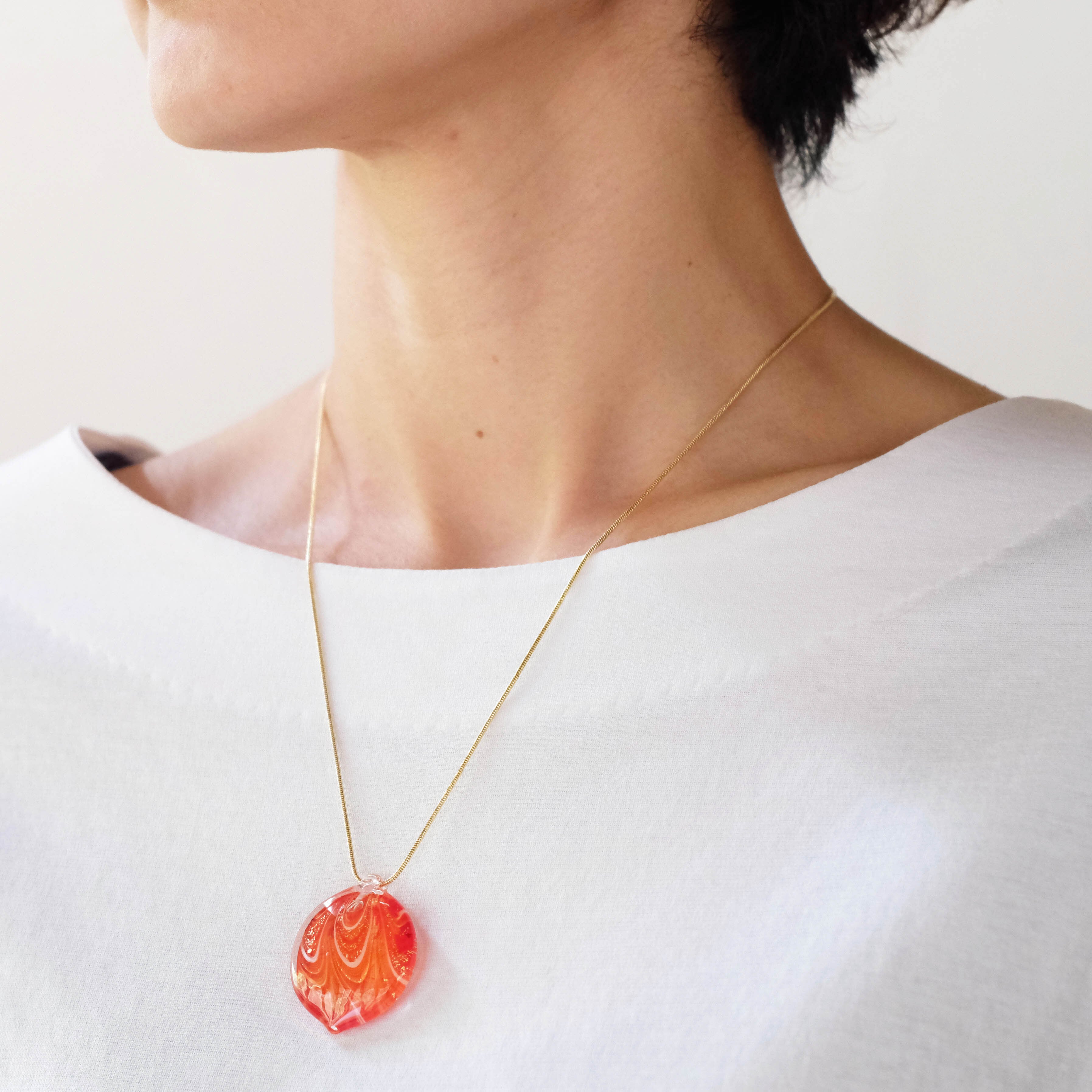 赤色 と 金箔 の ガラスペンダント 葉型