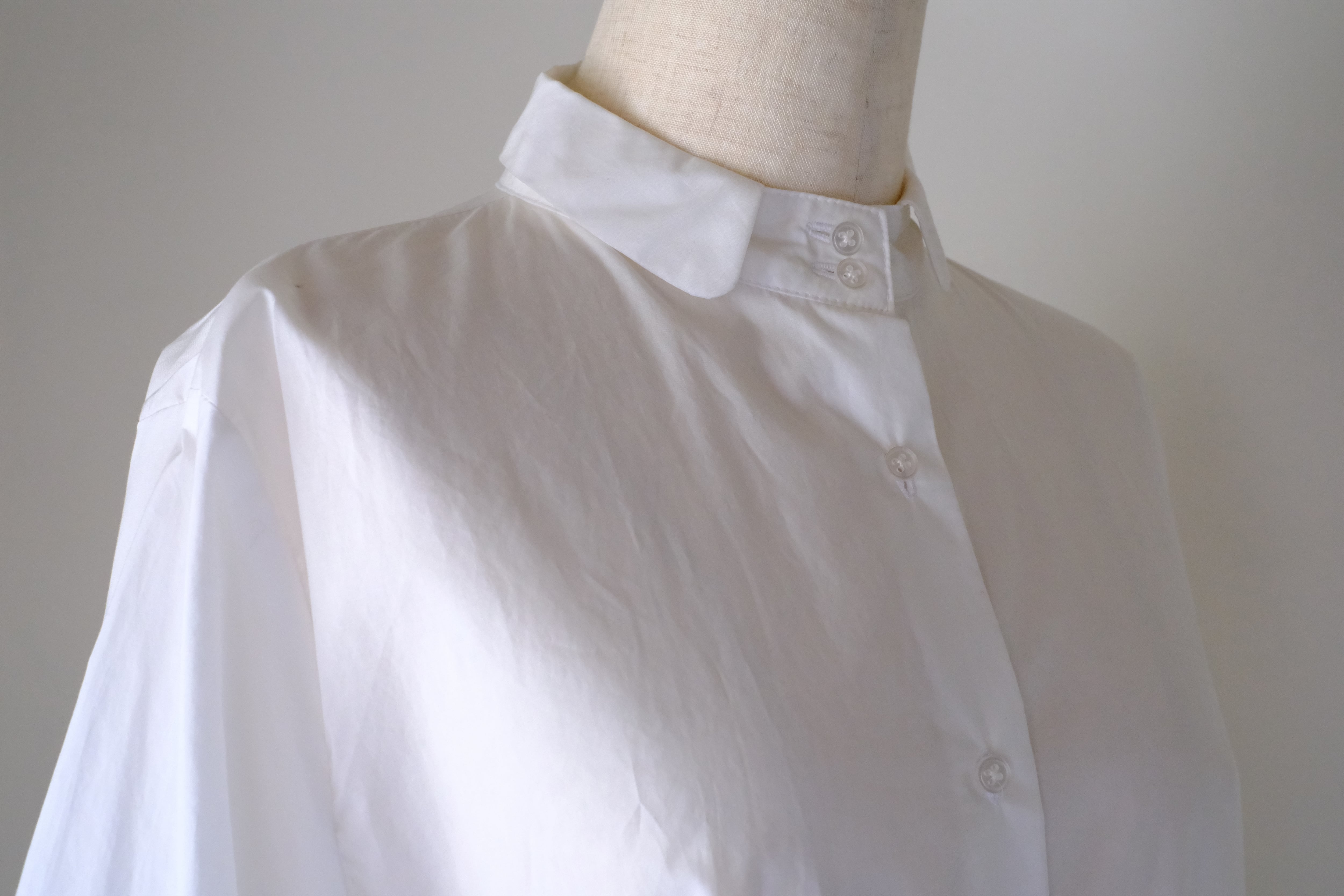 七分丈スタンドカラーブラウス(オフ白/刺繍無)