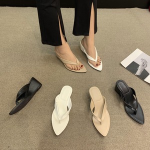 【送料無料】サンダル スリッパ ミュール トングサンダル 大人可愛い ウェッジソール 厚底 オシャレ フェイクレザー 旅行 カジュアル シンプル お出かけ ビーチ  春夏 20代 30代 女性用 レディース 無地 ホワイト ブラック ベージュ 白 黒 ポインテッドトゥ