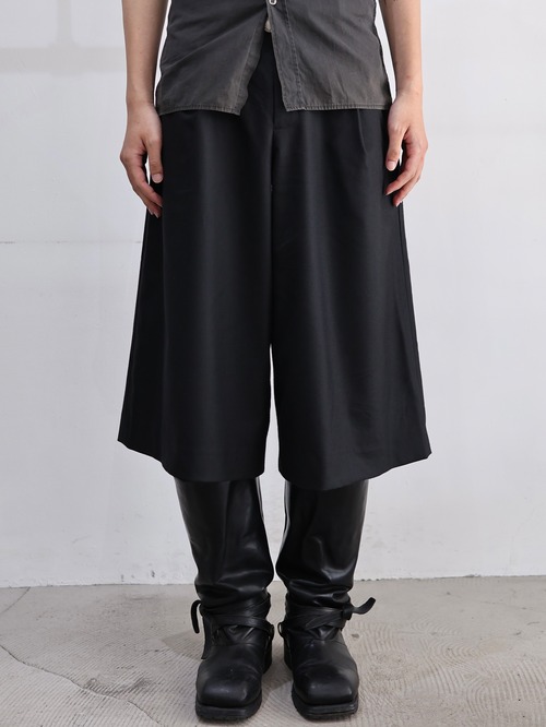 【+(plūs)】1-tuck wool wide shorts black