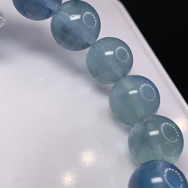 f83 優しいブルーの色合いフローライトブレスレット