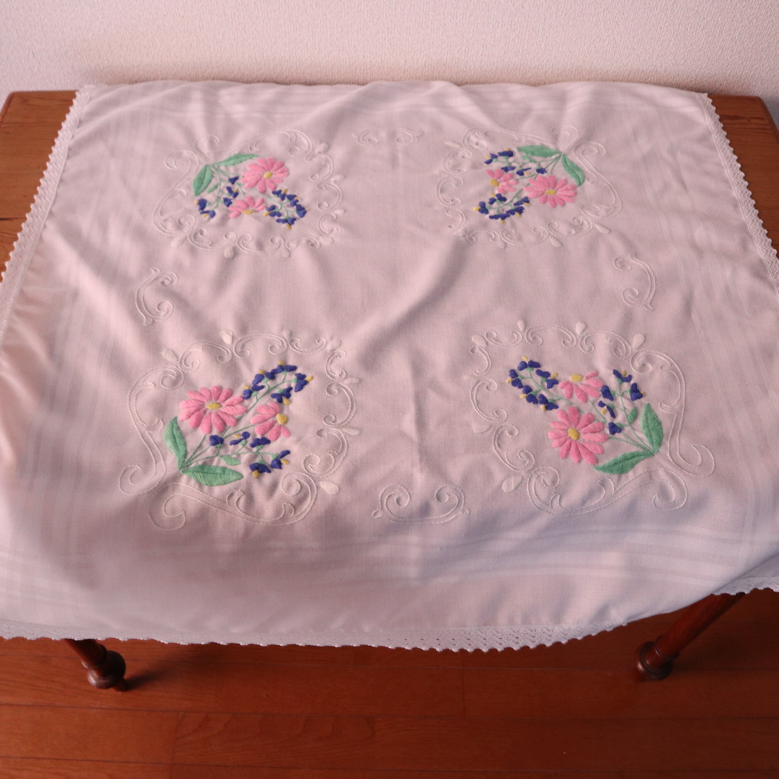 ピンクのお花や青の小花の手刺繍 テーブルクロス 未使用品