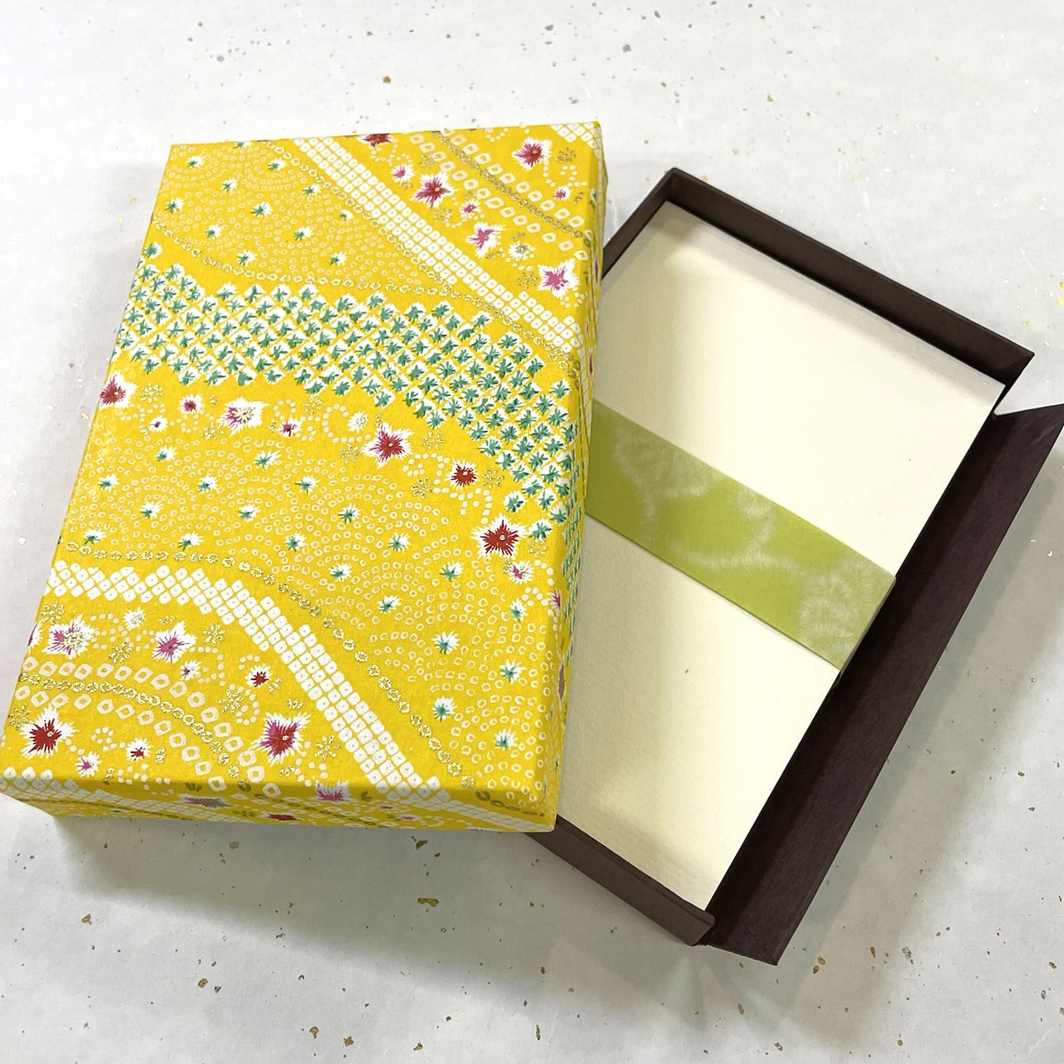 紙ものを詰め合わせた黄色い箱 紙ものを詰め合わせた黄色い箱