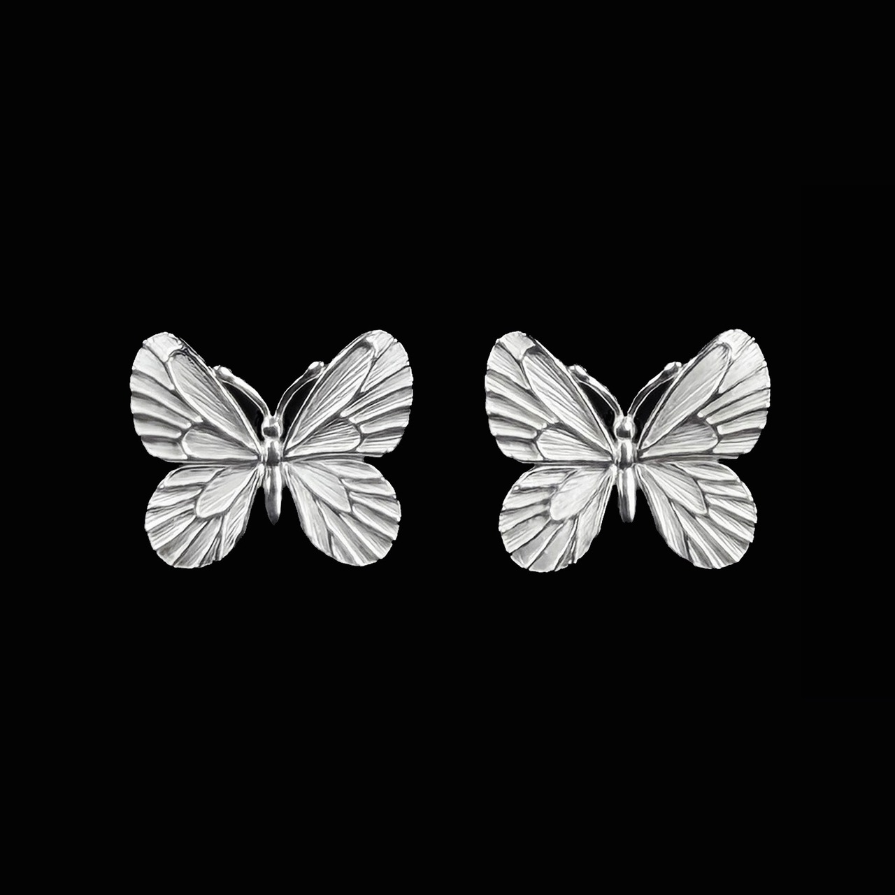 Laura｜ローラ 蝶 ポスト ピアス (SV925) 白仕上げ