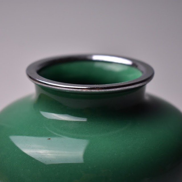 七宝 花瓶 緑色 葦 白い鳥 鷺 サギ 水辺の風景 花器 フラワーベース 床の間 インテリア 無銘 エナメル 花と暮らす 日本美術 金工 骨董 日本の暮らし Be49 3hige Antique Store 京都 古門前の古美術店 三髭堂