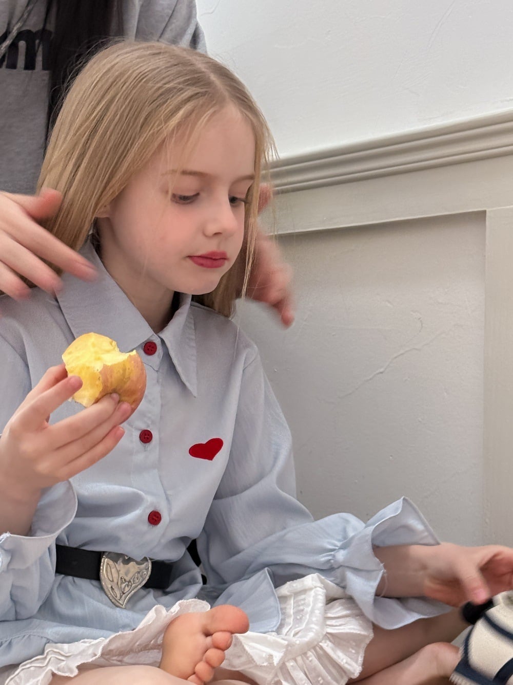 ベルト付きハート刺繍シャツ