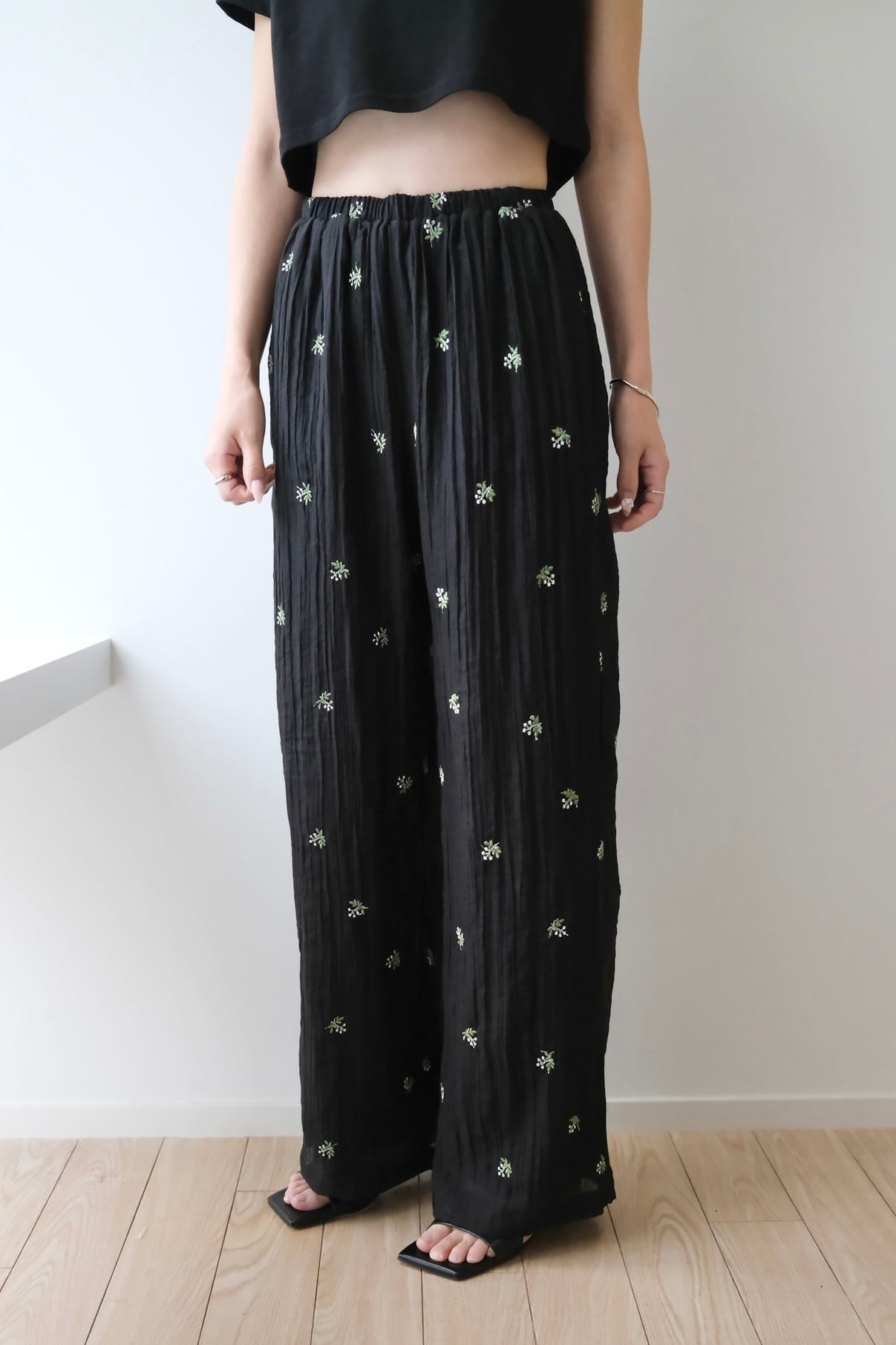 Small Floral Pattern Sheer Easy Pants フラワー刺繍シアーイージー