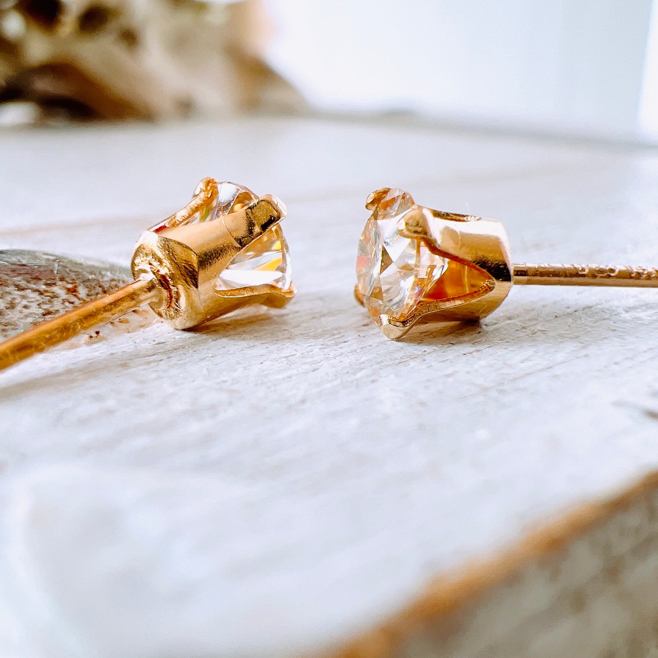 14kgfモアサナイトAAAラウンドピアス】4mm シャンパンカラー | Anemoon