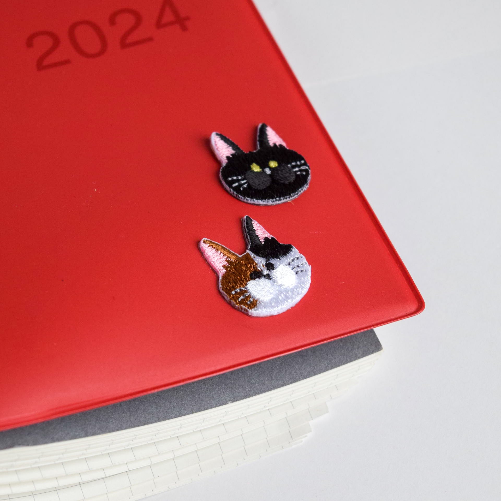 選べる猫29種！小さな刺繍ステッカー&アイロンワッペン アップリケ