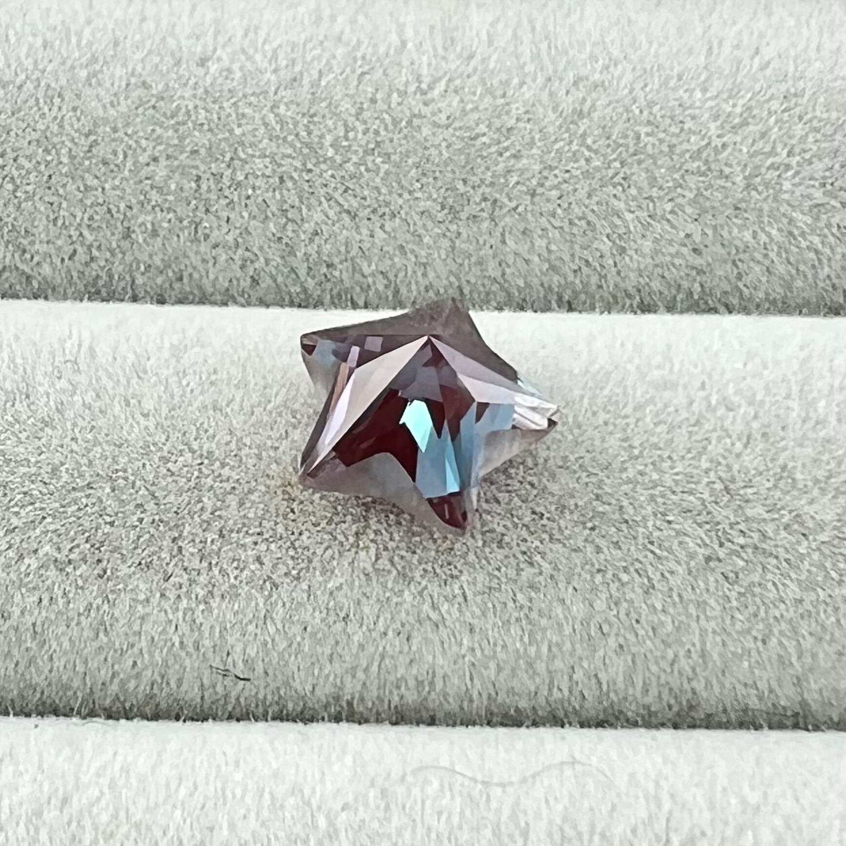 妖艶な星】再結晶アレキサンドライト スターカット ルース カラー