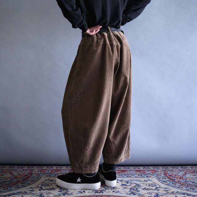 2-tuck balloon silhouette brown wide corduroy pants