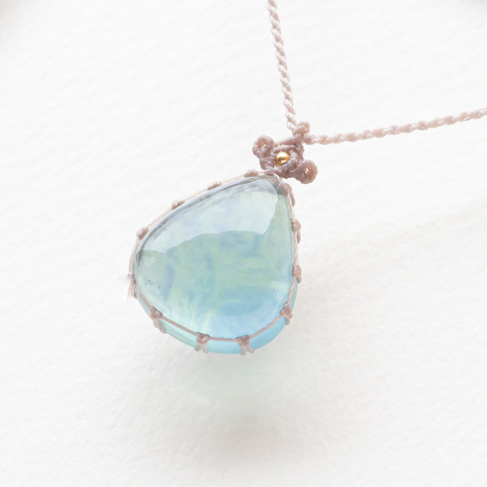 フローライトのマクラメ編み 天然石ネックレス | SHANTi WALA