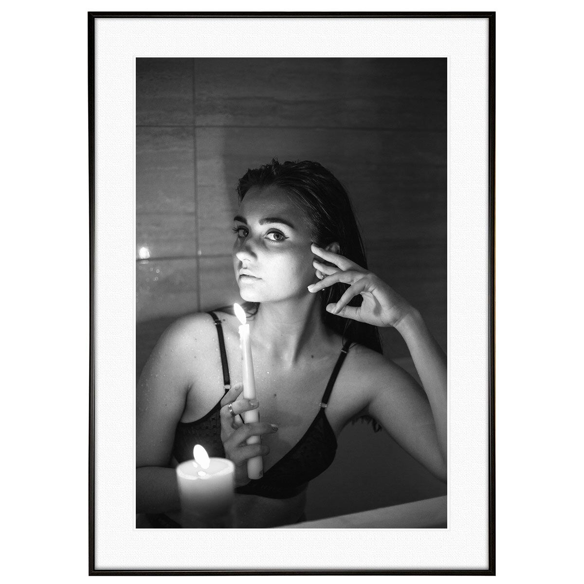 人物の写真 キャンドルを持っている女性 インテリアモノクロアートポスター額装 AS2281