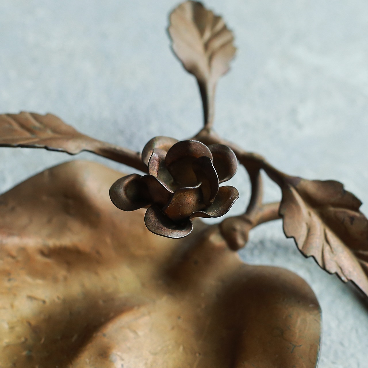 お花が美しい、ゴールドに輝くトレイ