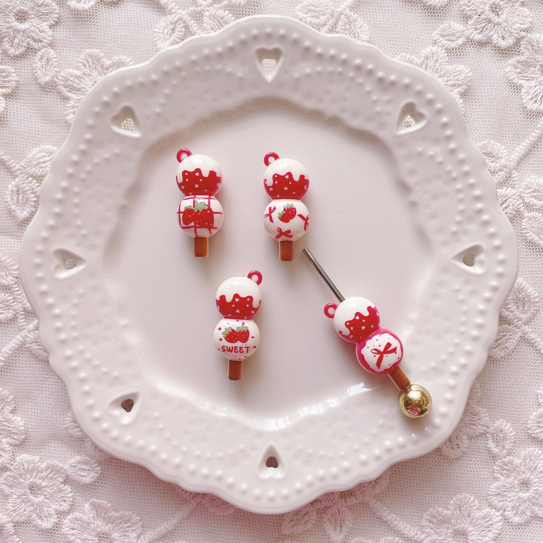 4 個 〉カスタムOK お団子型いちごビーズ ( 全4種 ) | mirumeru parts