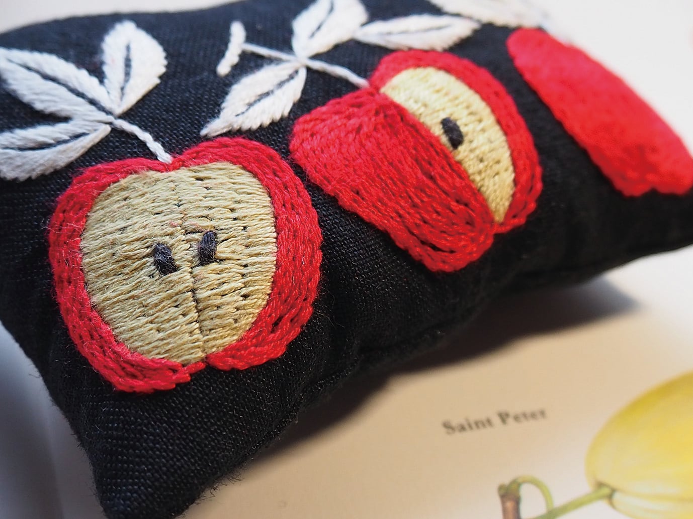 刺繍図案】12か月のピンクッション9 赤いりんご (注・デジタル