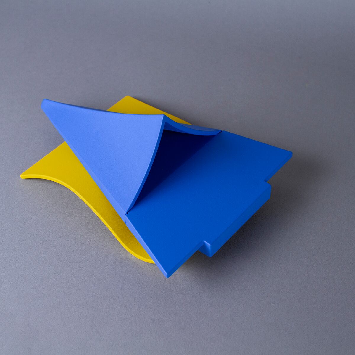 アレッサンドロ・メンディーニの花器。-イエロー×ブルー