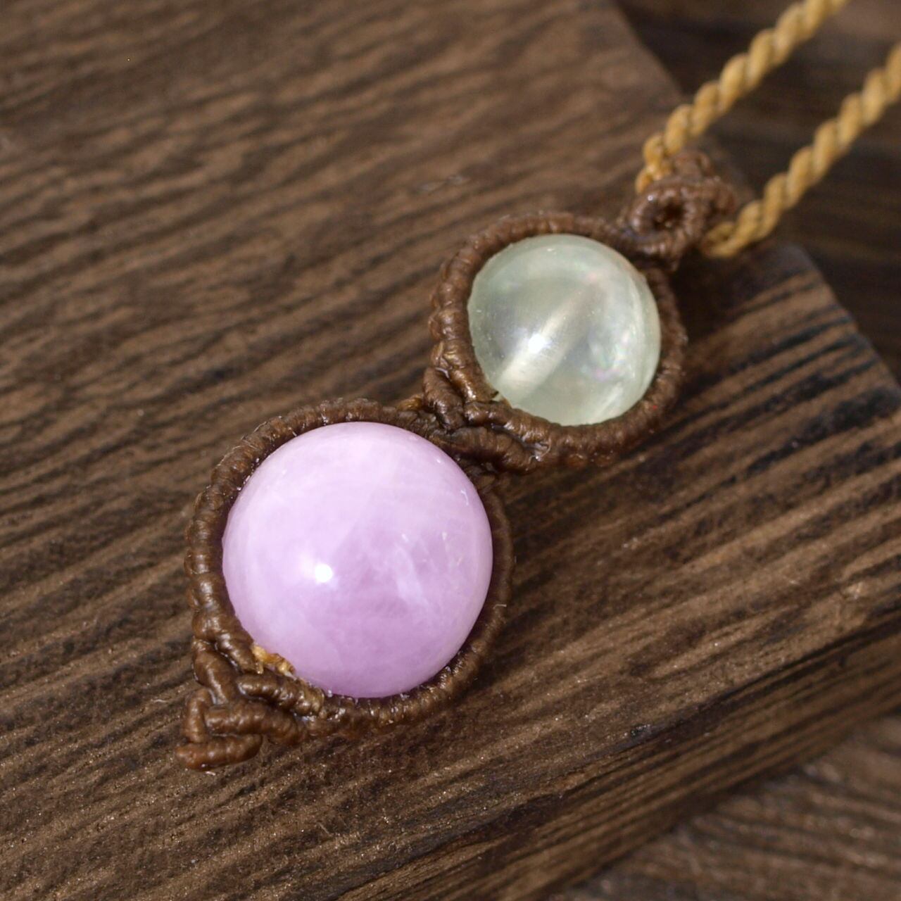 限定】プレナイト8ミリ＋クンツァイト10ミリ玉を結んだマクラメ