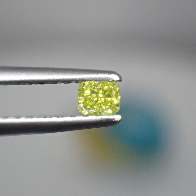 入浴剤のように鮮やかな色☆Fancy Intense Green Yellow 0.131ct