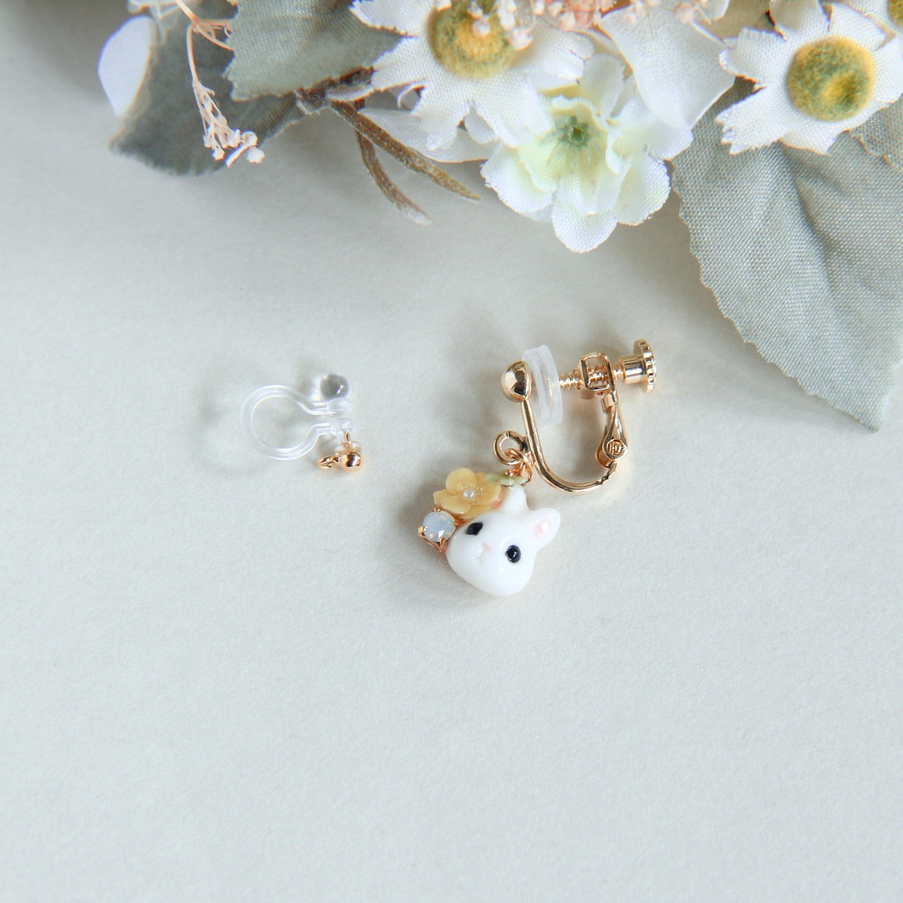 うさぎとブルーポピーピアス/イヤリング