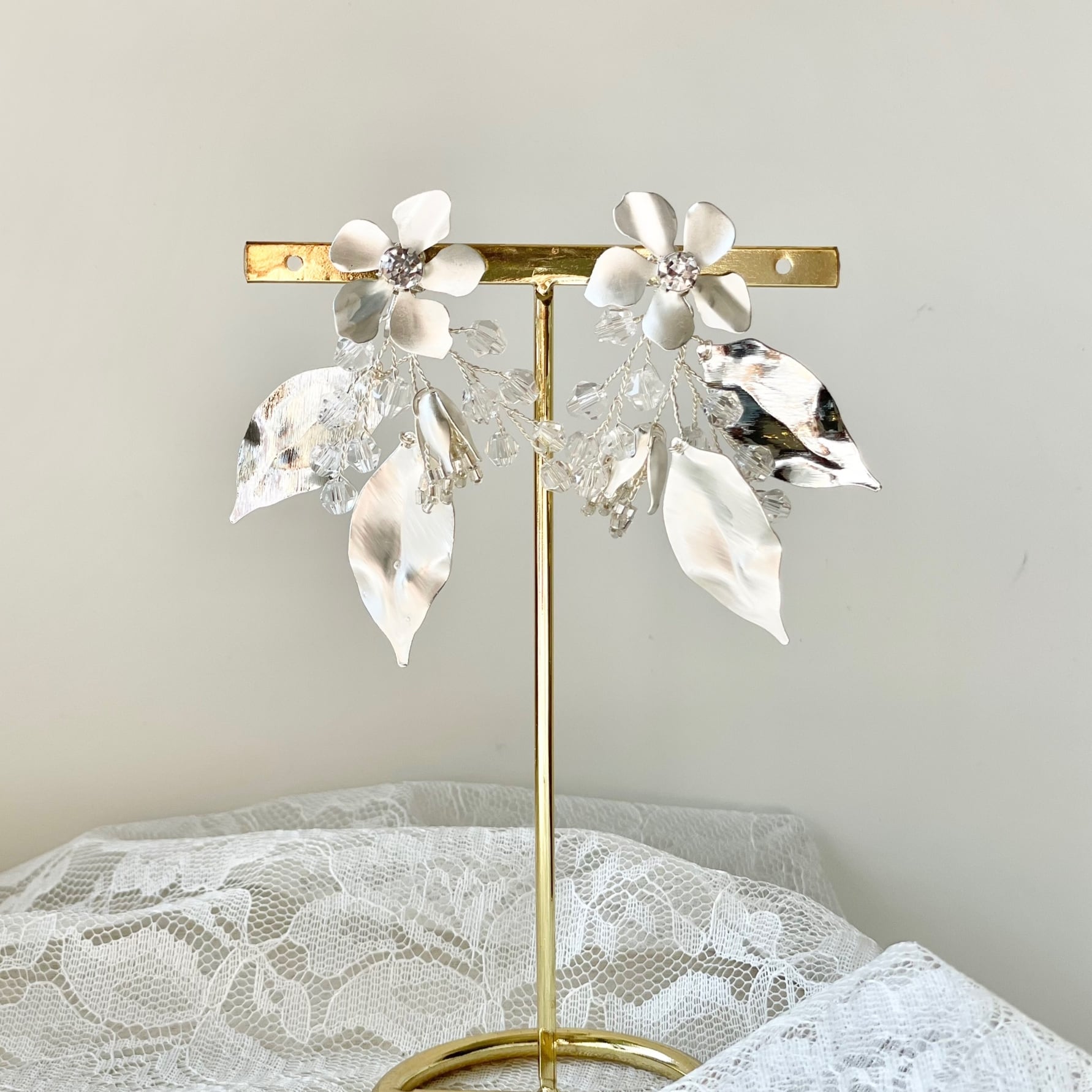 E-120 ウェディング アクセサリー【小枝 フラワー&リーフ プラチナシルバー イヤリング】