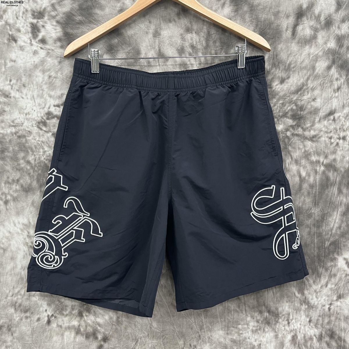 メンズSupreme シュプリーム パンツ サイズ:XL 23SS オールドイングリッシュ ロゴ ナイロン ショーツ Old English Nylon Short グリーン ボトムス ズボン ショートパンツ 【メンズ】