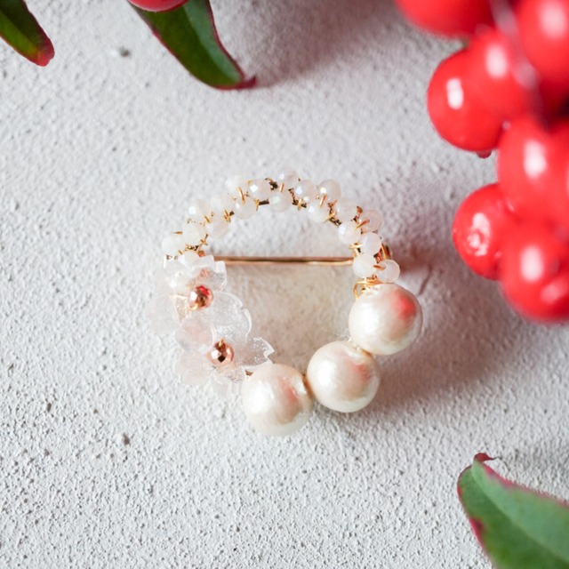 コットンパールと桜モチーフ巳年カラーのブローチ