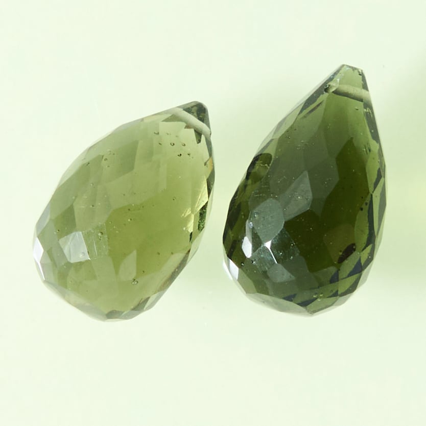 【稀少石】(ペア) モルダバイト 5.40ct/ブリオレットカット/穴あり【チェコ共和国】nmod-0035