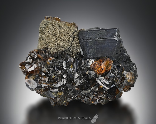 スファレライト / ボーノナイト / パイライト【Sphalerite on Bournonite with Pyrite】アイルランド産