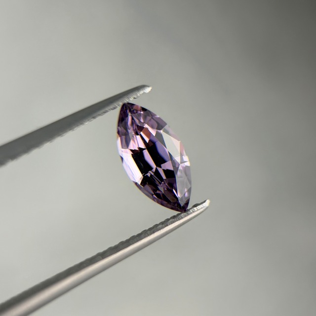 ヴァイオレットスピネル マーキスカット 8.8x4.2x2.8mm, 0.74ct, タンザニア産