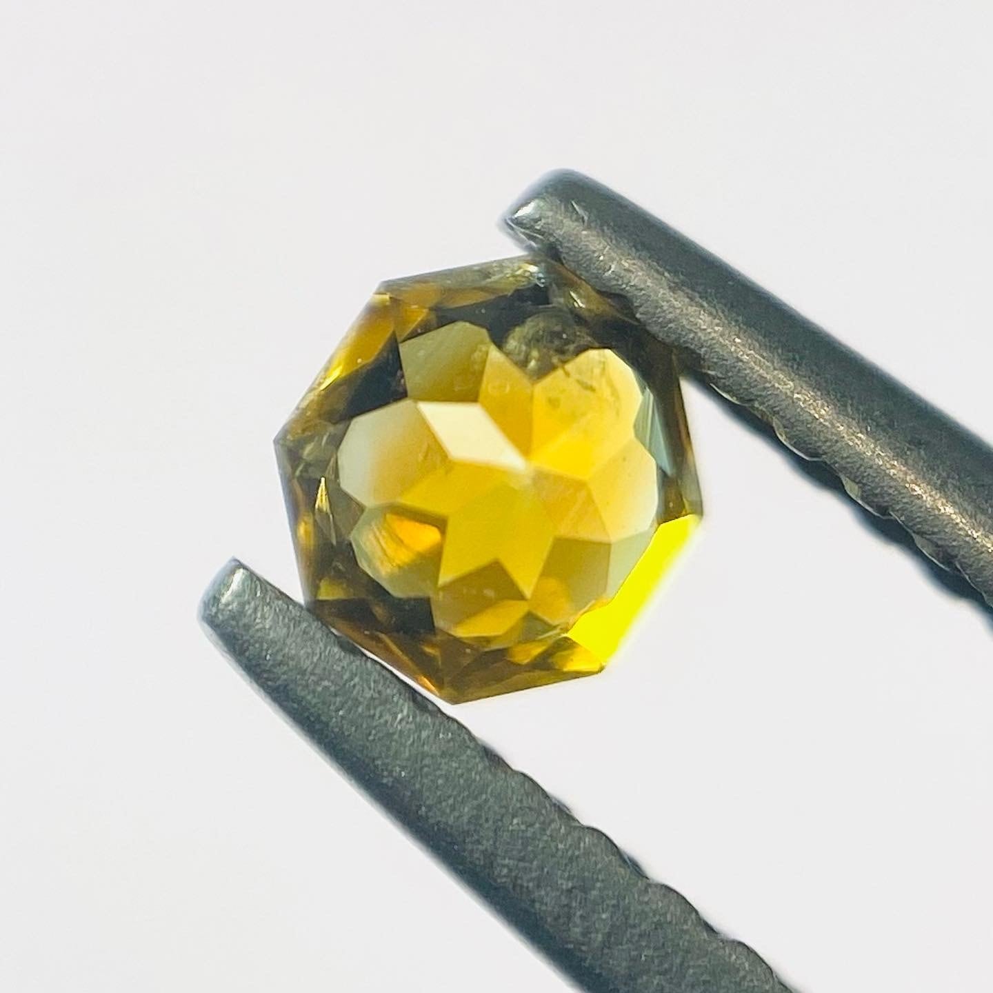 グラデーション豊かなモンタナサファイア