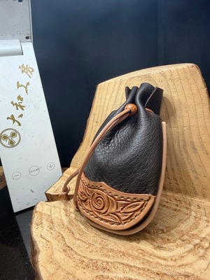 チョコレートカラー・ディアスキン・巾着（極小リーフカービング）