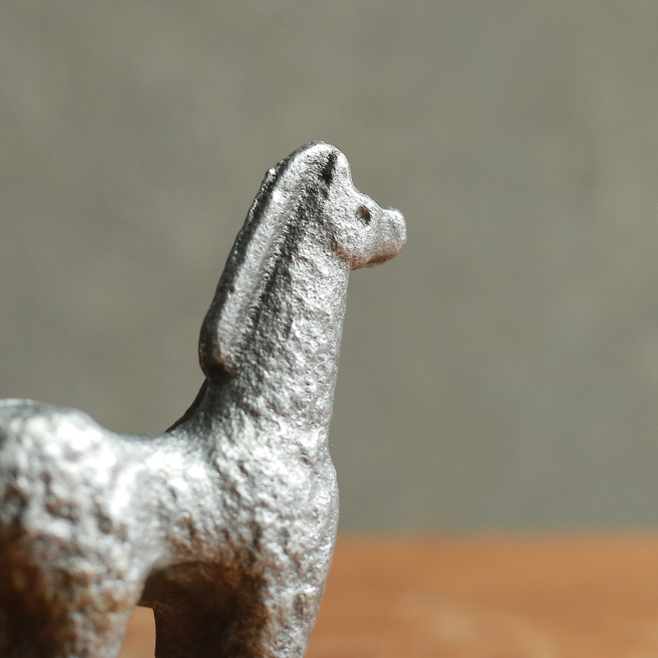 シルバーに輝く、ずっしり小さな馬