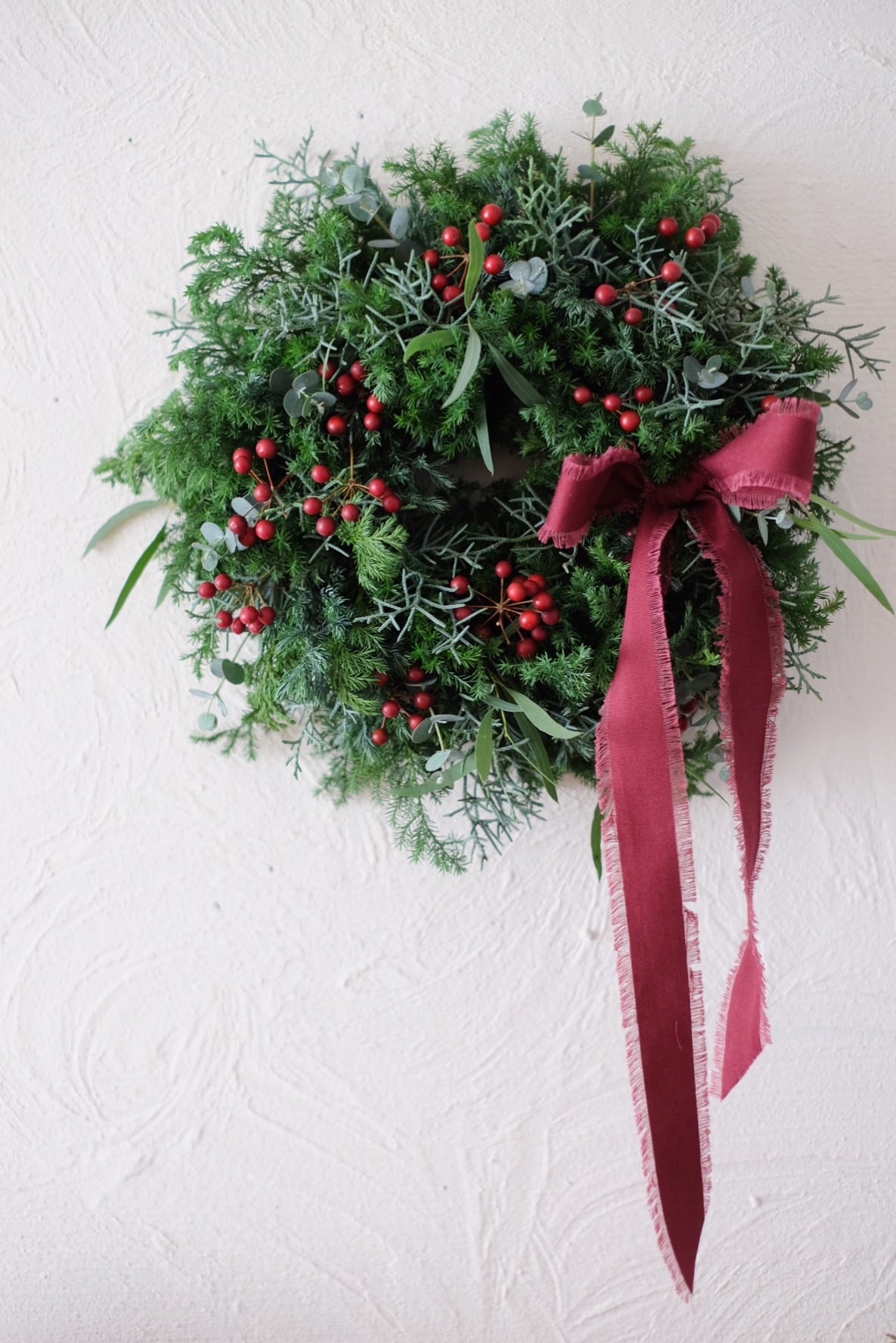 赤いリボンのクリスマスリース