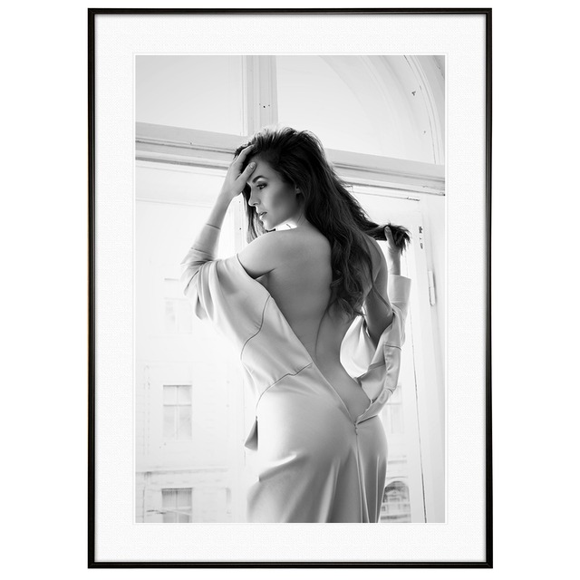 人物写真 窓際に立つドレス姿の女性の背中 インテリアアートフォト モノクロポスター額装 AS4378