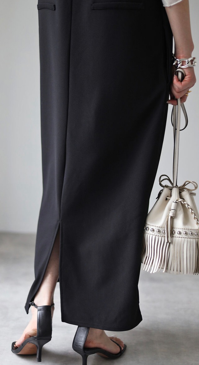 Vネックノースリワンピース