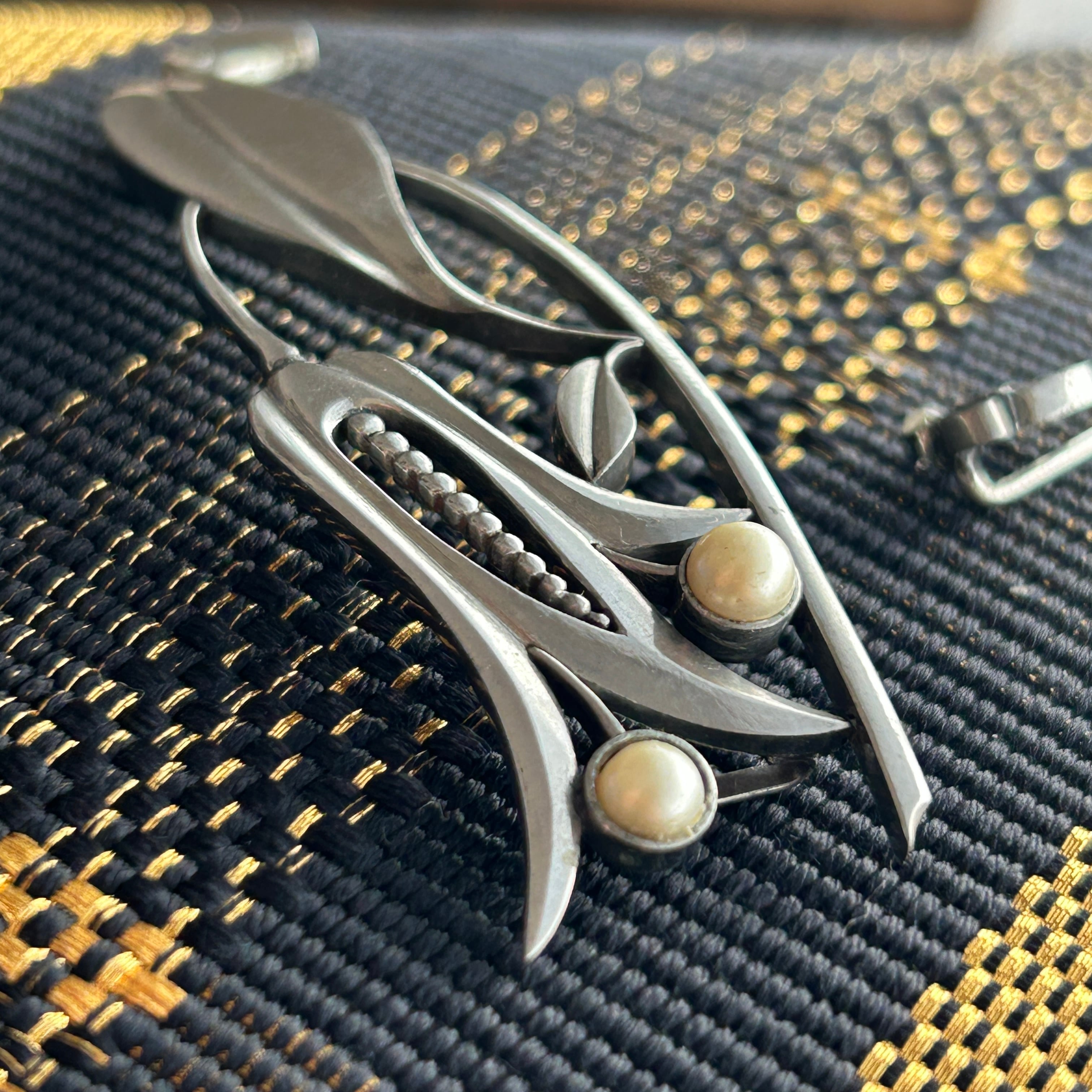 アンティーク　ヌーボーデザイン　花の帯留めとピン