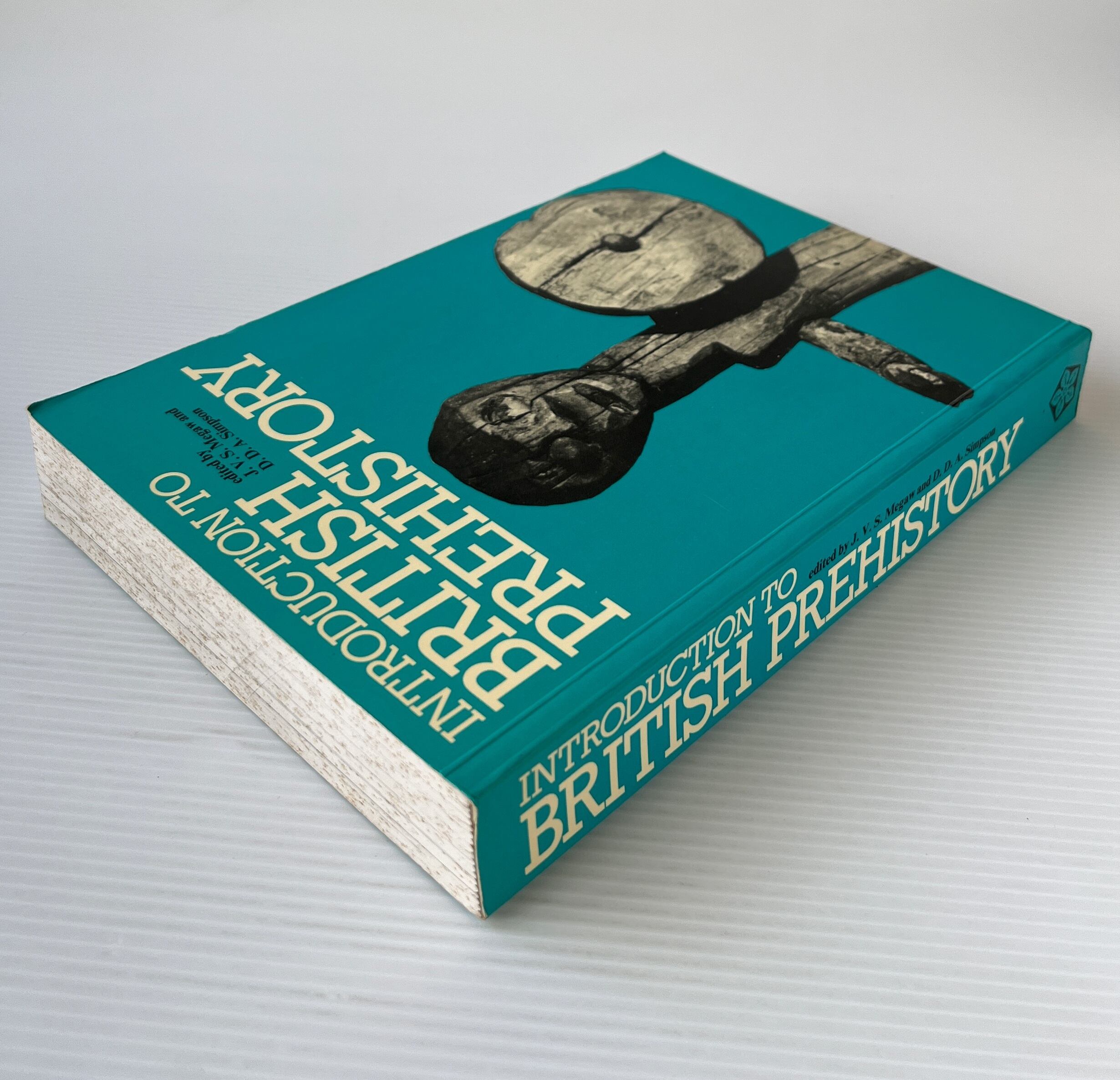 Introduction to British Prehistory: From the Arrival of Homo Sapiens to the Claudian Invasion / J. V. S. Megaw, D. A. Simpson / Leicester University Press