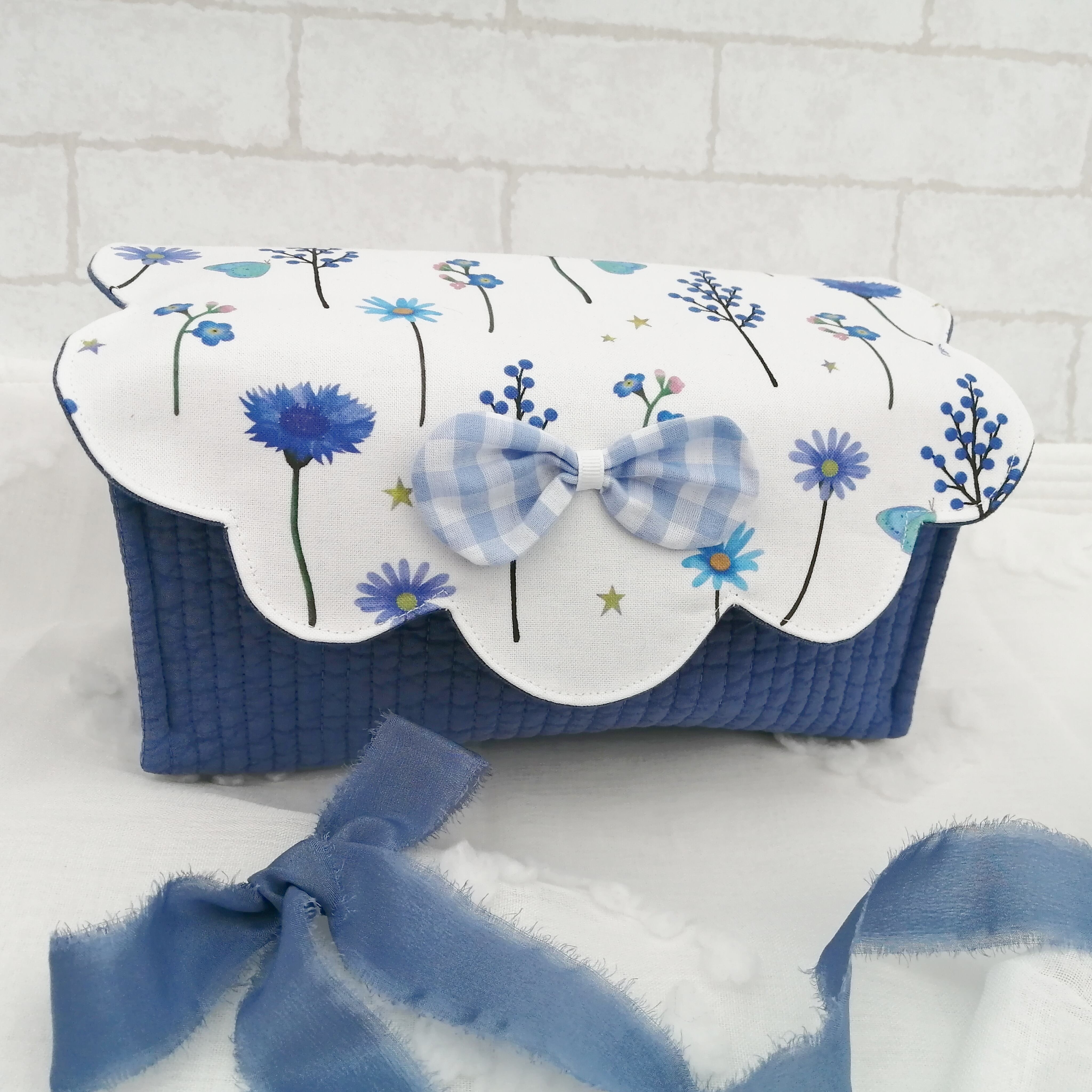 スカラップリボンの布バスケット ヌビ 青いお花 白と水色のギンガムチェックのふわふわリボン