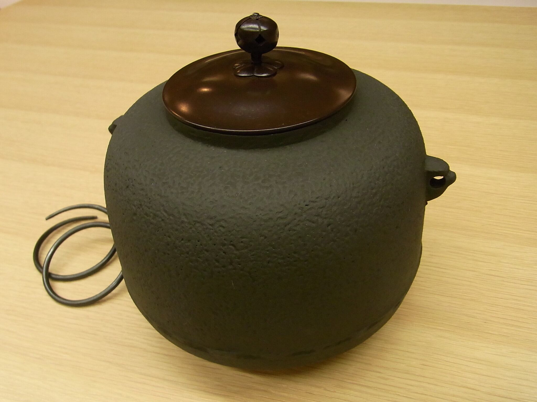 日本製 風炉釜 尻張り 利休好み写し 鐶付き | 小林漆陶