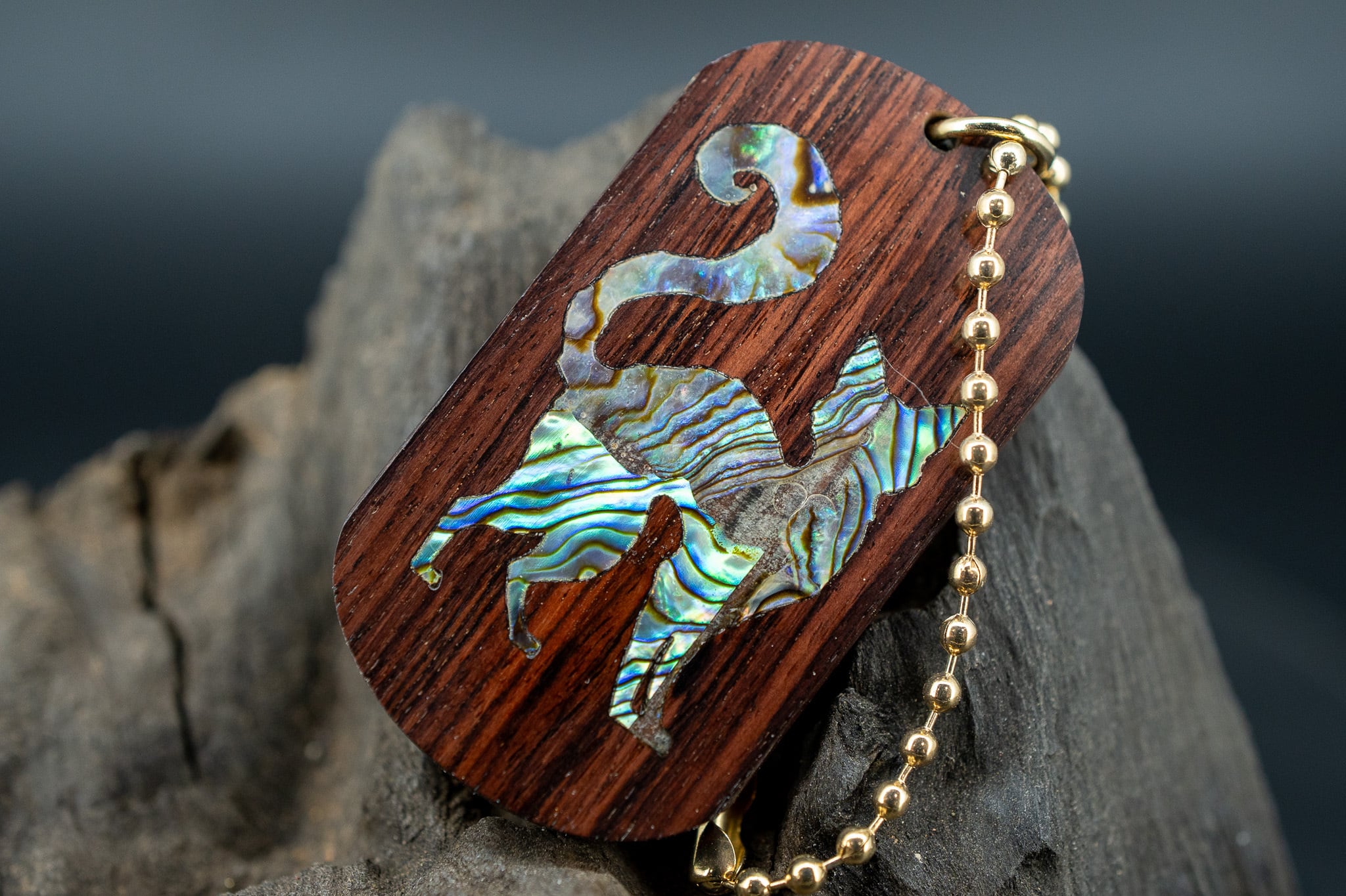 【王室御用達 】 キングウッド ドッグタグ 象嵌 探る視線